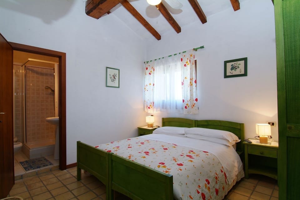 Double Room | Free WiFi, bed sheets