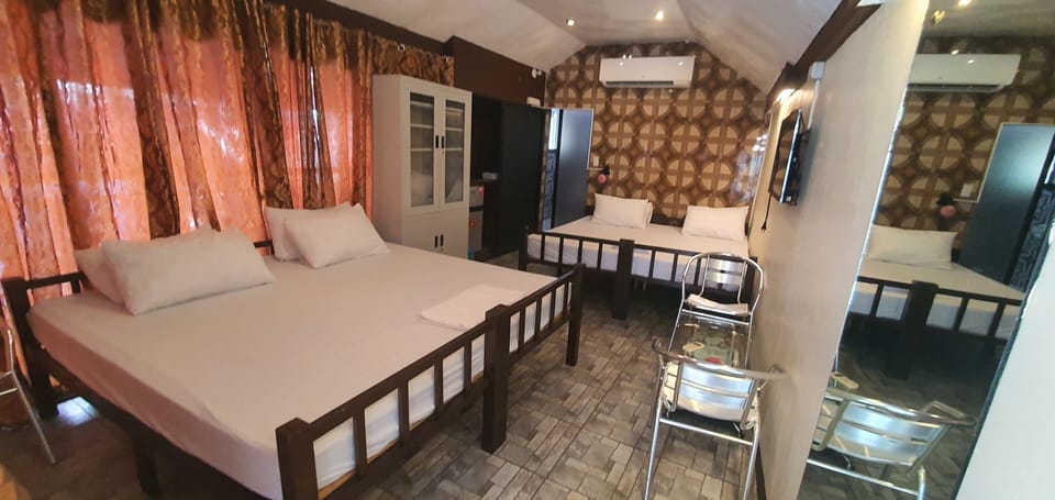 Executive Room | Desk, iron/ironing board, free WiFi, bed sheets