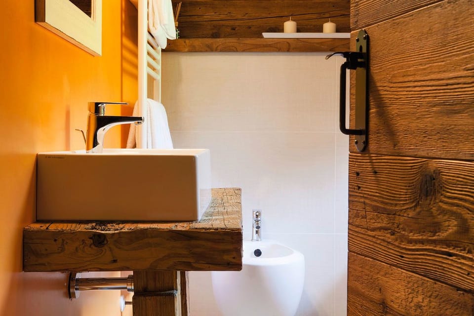 Shower, free toiletries, hair dryer, bidet