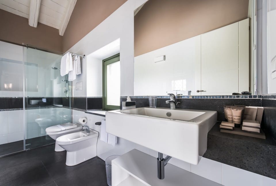 Junior Double Room | Bathroom | Separate tub and shower, rainfall showerhead, free toiletries