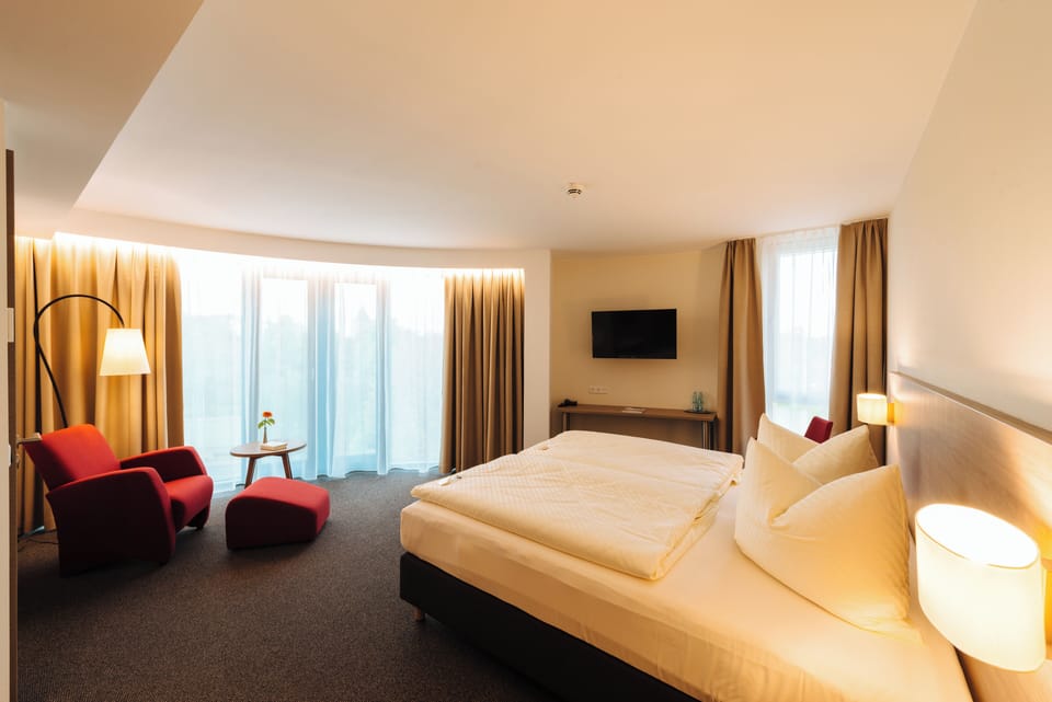 Hypo-allergenic bedding, in-room safe, desk, soundproofing