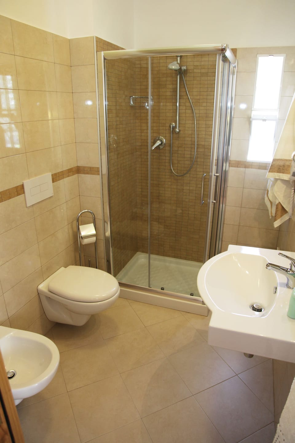 Family Quadruple Room | Bathroom | Shower, free toiletries, hair dryer, bidet