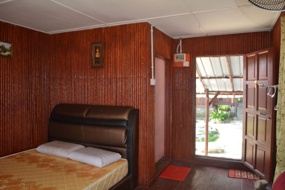 Classic House, 1 King Bed, Ocean View, Sea Facing | Desk, iron/ironing board (on request), WiFi (free)