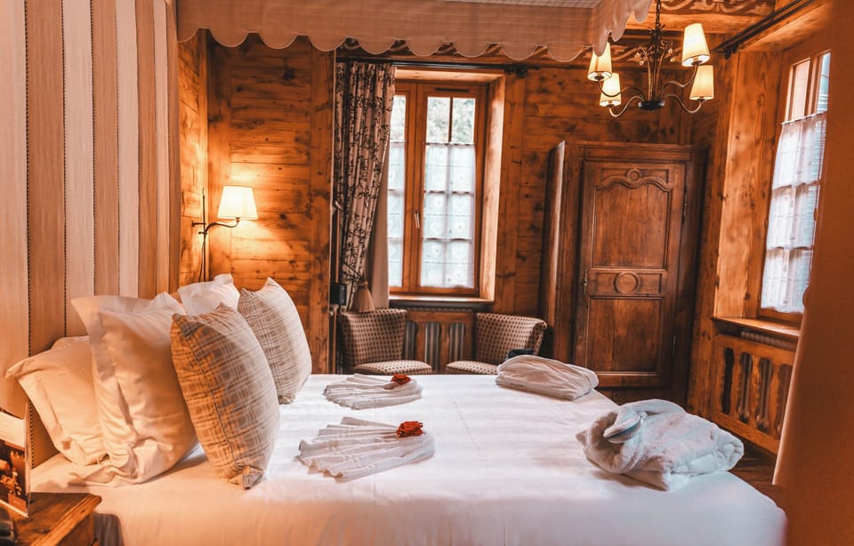 Classic Room (Alsacienne) | Premium bedding, minibar, in-room safe, desk
