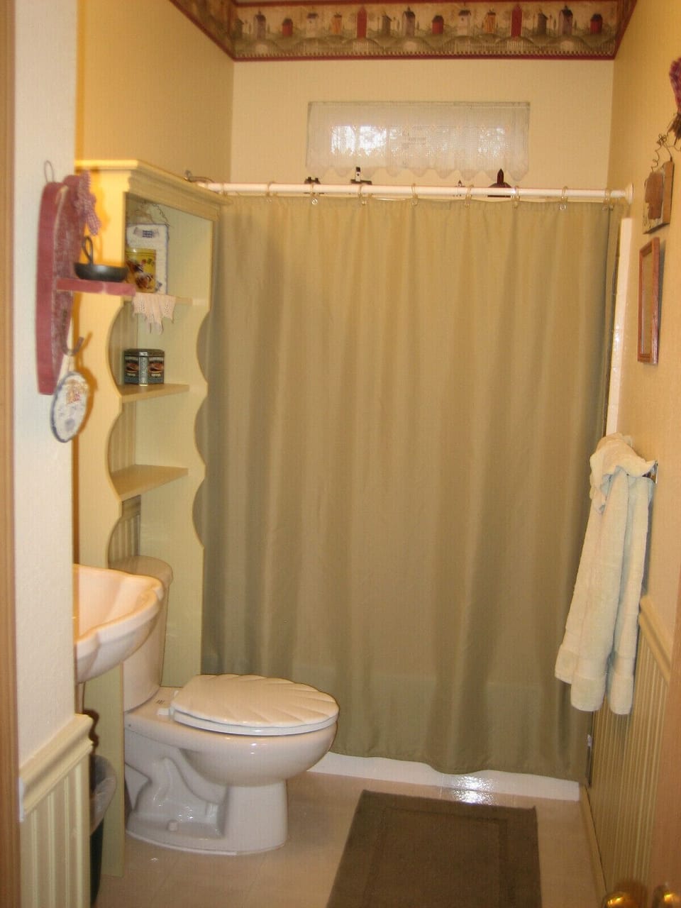 03 Standard Queen Room with Shared Bathroom | Bathroom | Free toiletries, hair dryer, towels, shampoo
