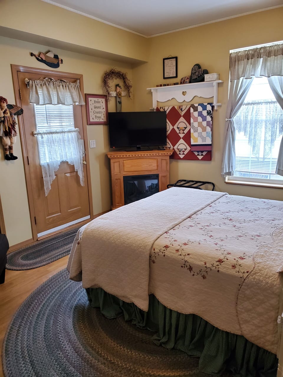 05 Deluxe Queen Room with Private Bath | Living area | Flat-screen TV