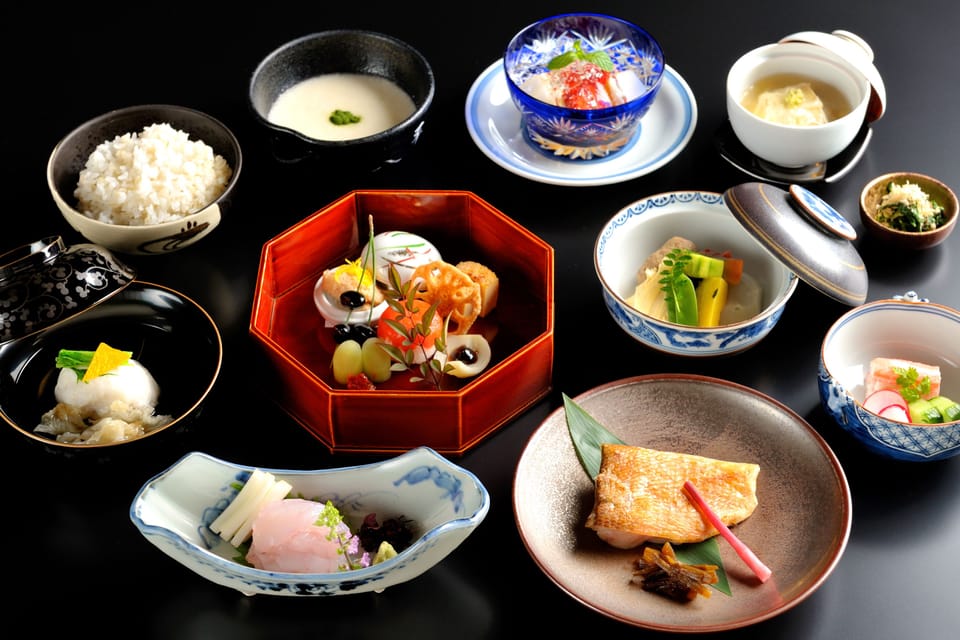 [Ronoma] Traditional Superior Triple Room, Non Smoking | Food and drink