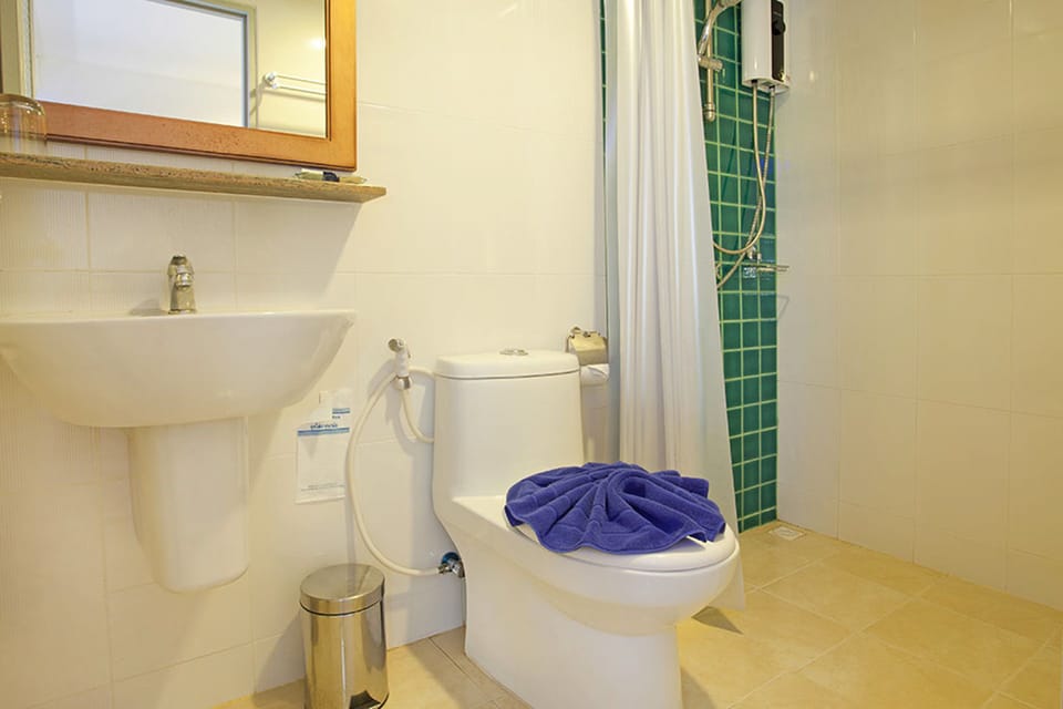 Standard Double Room | Bathroom | Shower, free toiletries, towels