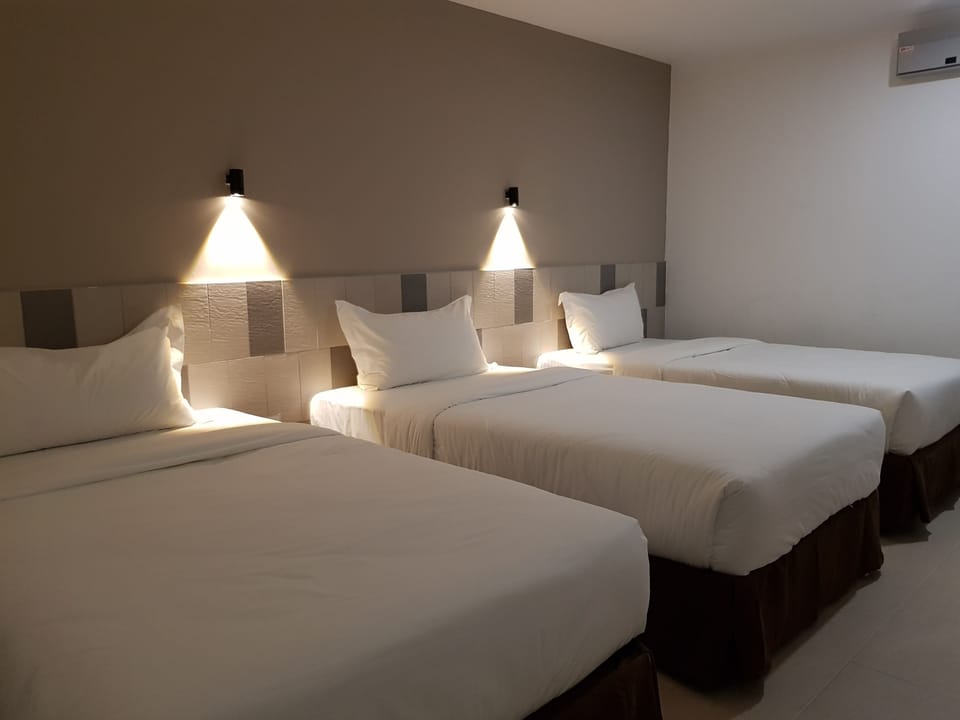 Superior Triple Room | Desk, iron/ironing board (on request), WiFi (free), bed sheets