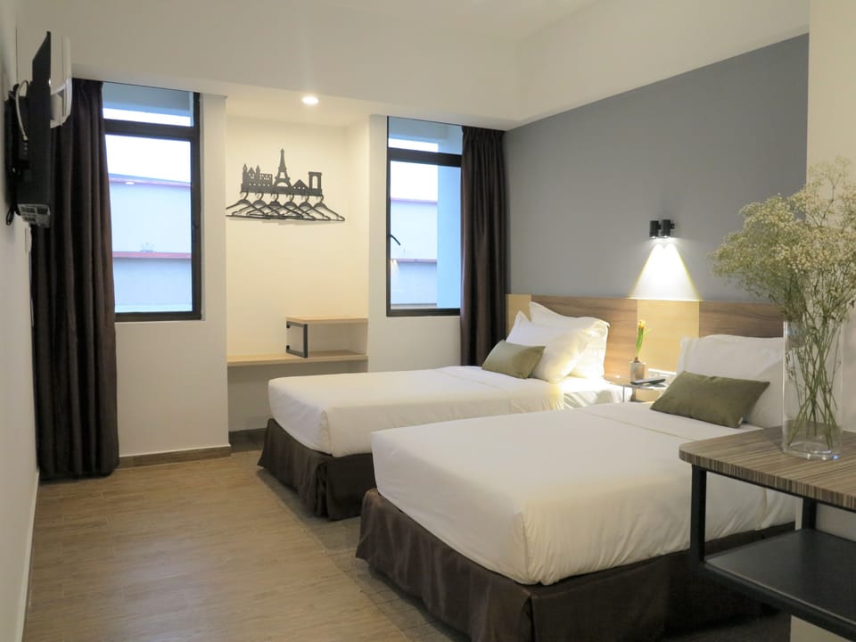 Deluxe Twin Room | Desk, iron/ironing board (on request), WiFi (free), bed sheets