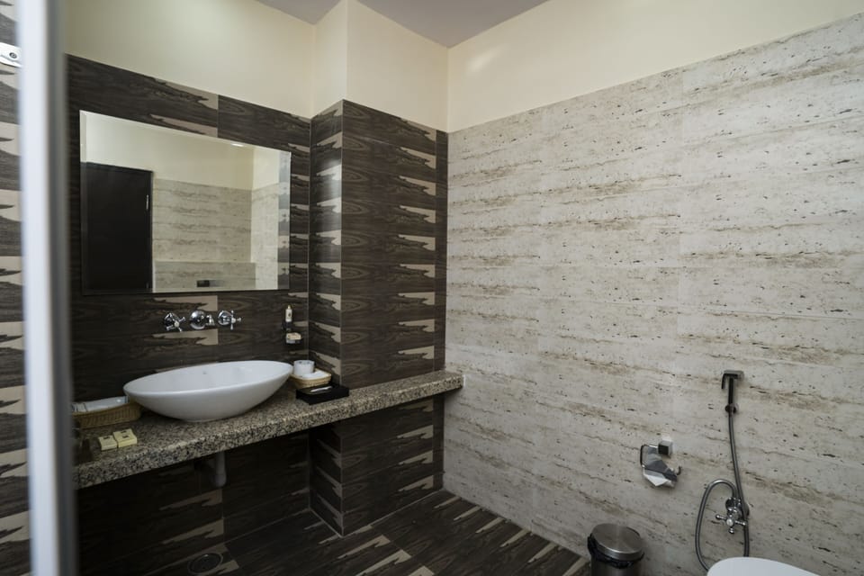 Separate tub and shower, deep soaking tub, rainfall showerhead
