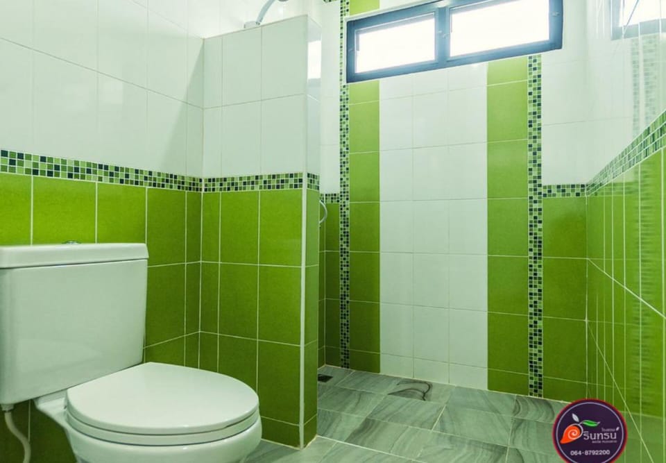 Shower, free toiletries, towels