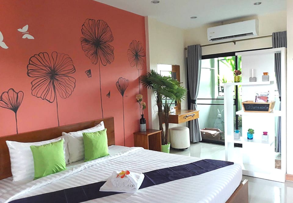 Classic Suite | Individually decorated, blackout drapes, free WiFi, bed sheets