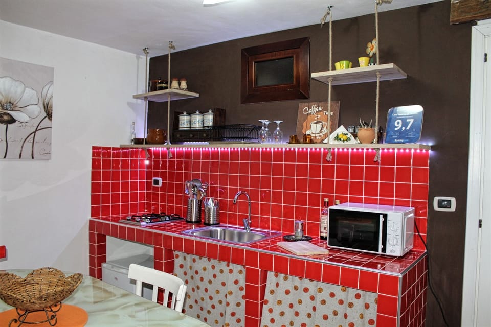 Apartment, 2 Bedrooms, Kitchen | Private kitchen | Fridge, microwave, oven, stovetop