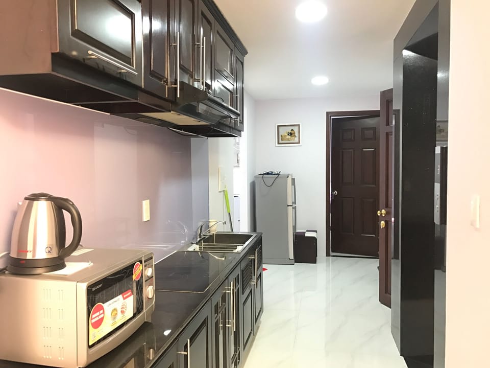 Family Apartment, 2 Bedrooms | Private kitchenette | Mini-fridge, microwave, electric kettle, paper towels