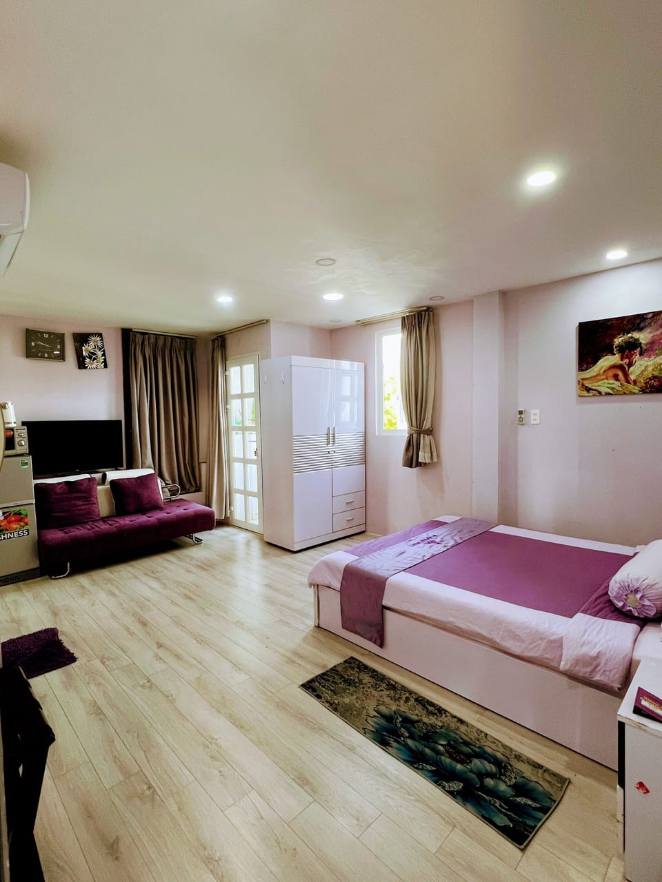 Deluxe Room, 1 Queen Bed | Individually decorated, individually furnished, desk, free WiFi