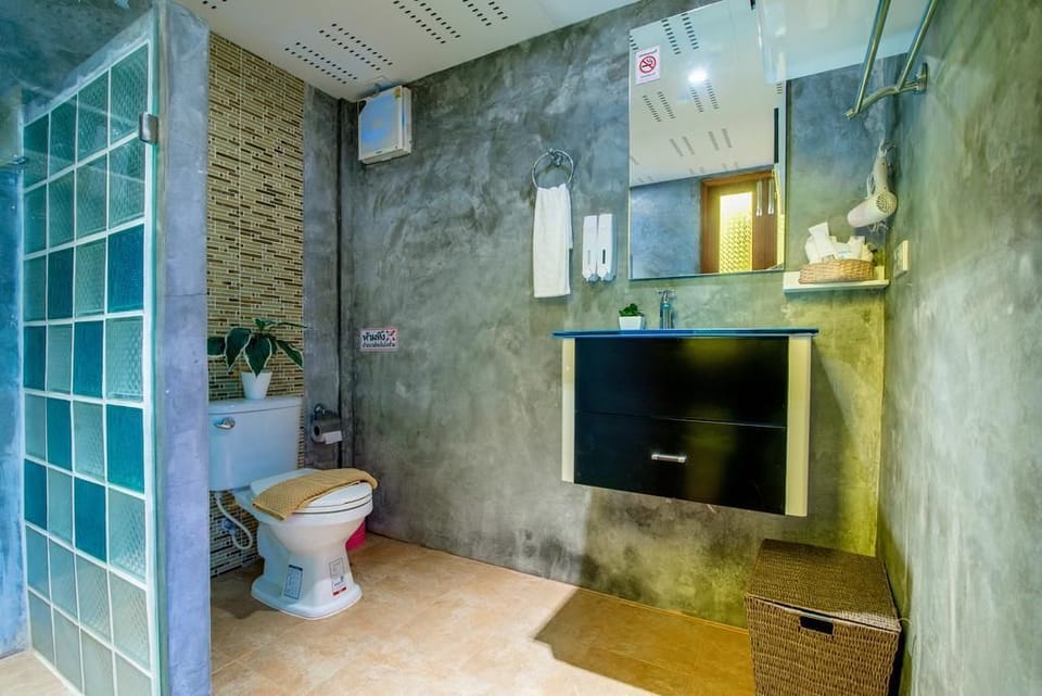 Deluxe Room | Bathroom | Shower, free toiletries, hair dryer, slippers