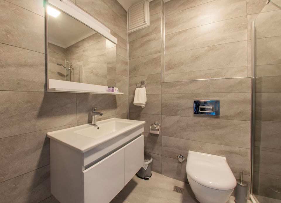 Standard Room, 1 Queen Bed, Mountain View | Bathroom | Shower, hair dryer, slippers, towels