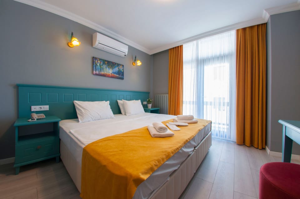 Standard Room, 1 Queen Bed, Mountain View | Desk, soundproofing, WiFi, bed sheets