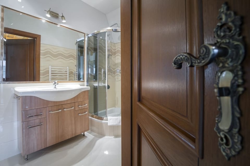 Twin Room (Pokoj 4, with extra bed) | Bathroom | Shower, free toiletries, hair dryer, towels