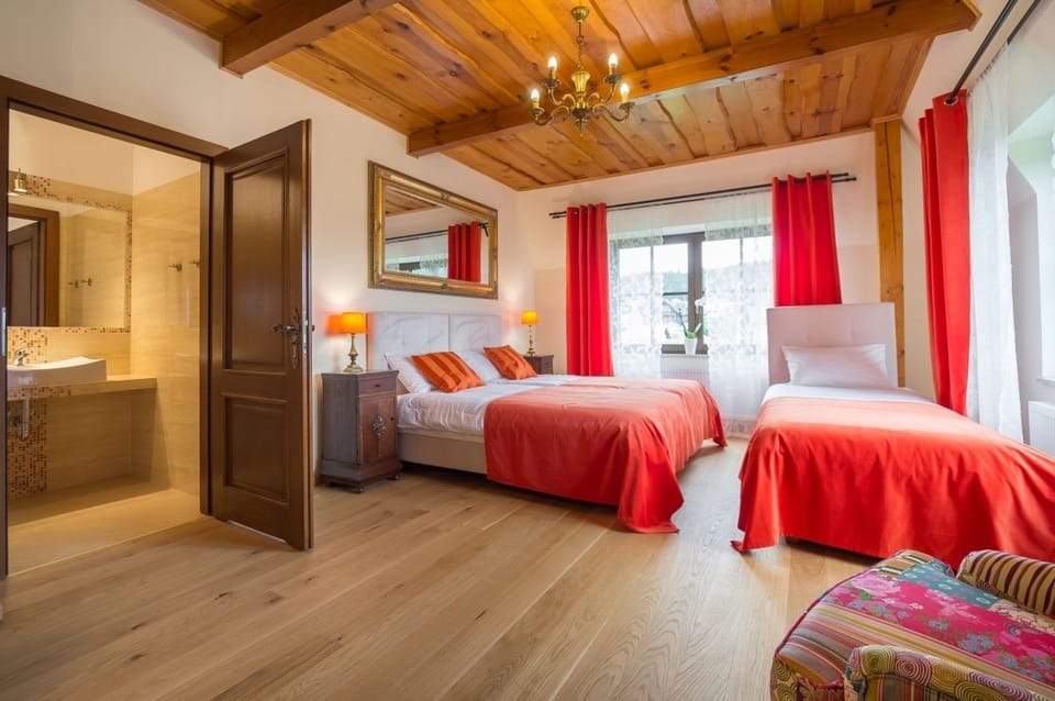 Family Room, Balcony (Pokoj 3) | Rollaway beds, free WiFi, bed sheets