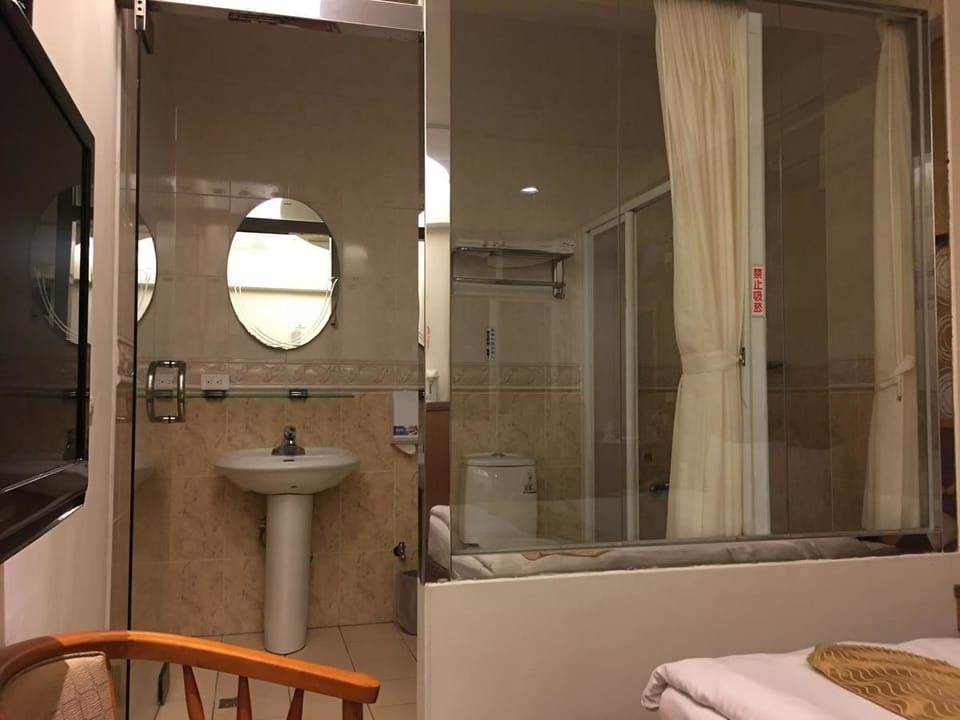 Design Double Room | Desk, blackout drapes, soundproofing, free WiFi