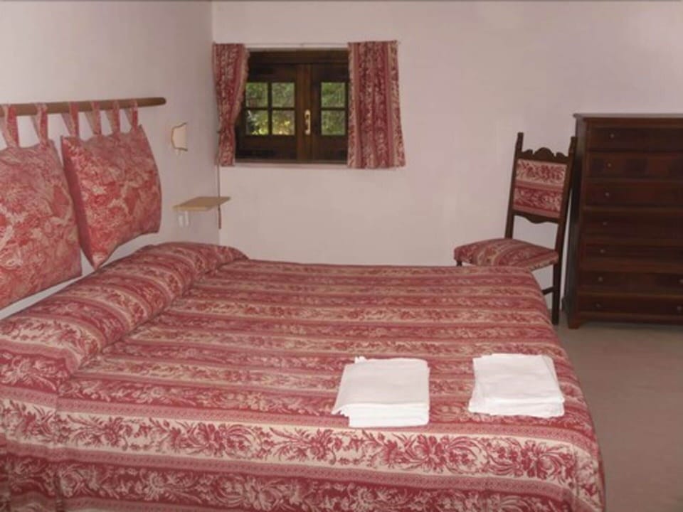 Apartment, 2 Bedrooms | Desk, bed sheets