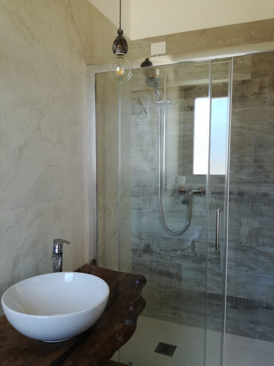 Deluxe Room, Terrace | Bathroom | Shower, hair dryer, bidet, towels
