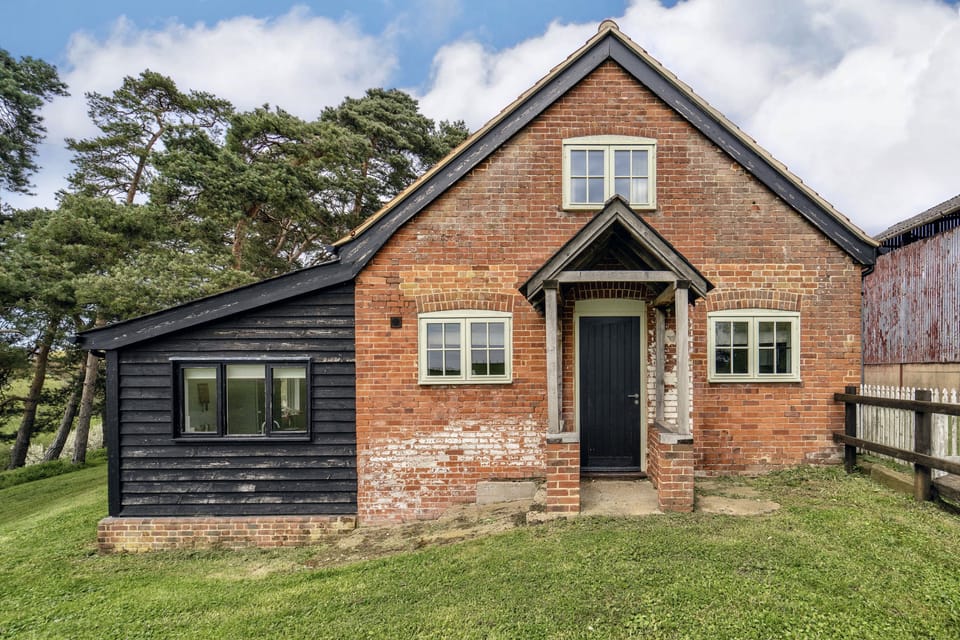 The Dairy, Lodge Farm, Freston: Situated on beautiful Lodge Farm in the Shotley Peninsula, between the River Stour and the River Orwell