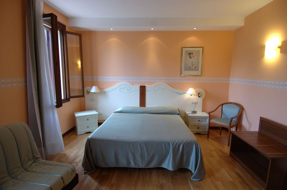 In-room safe, desk, soundproofing, free WiFi