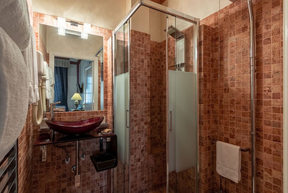 Double Room | Bathroom | Free toiletries, hair dryer, slippers, bidet