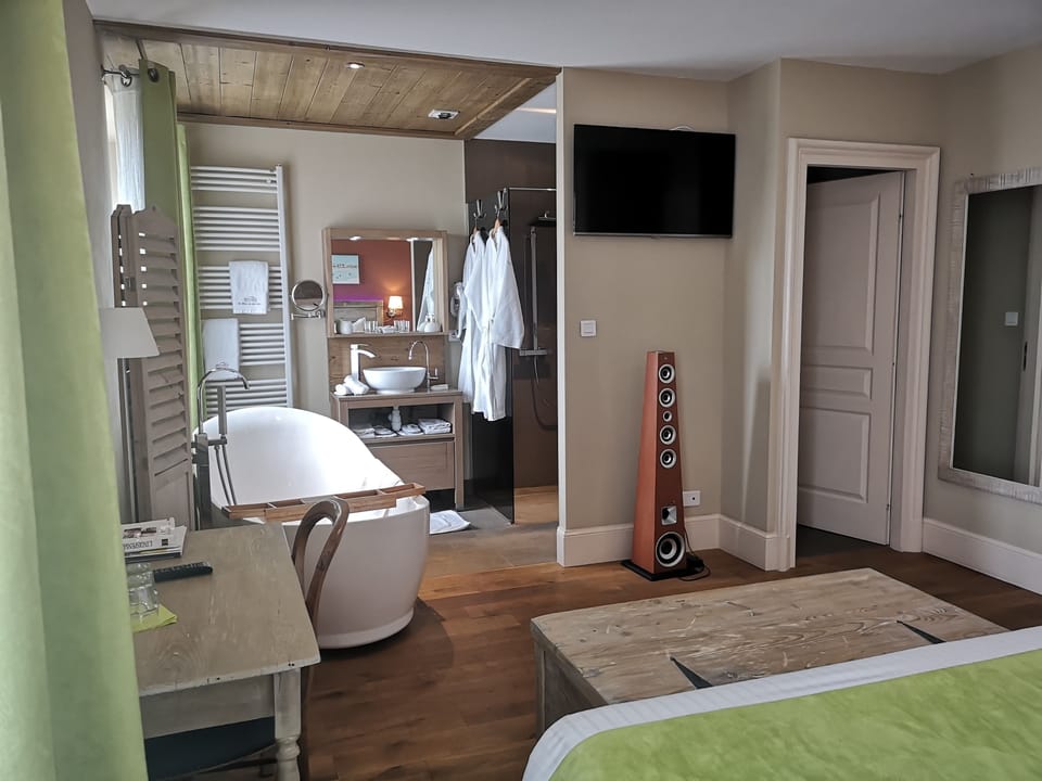 Deluxe Room, Bathtub (Pergaud) | Premium bedding, minibar, individually decorated, individually furnished