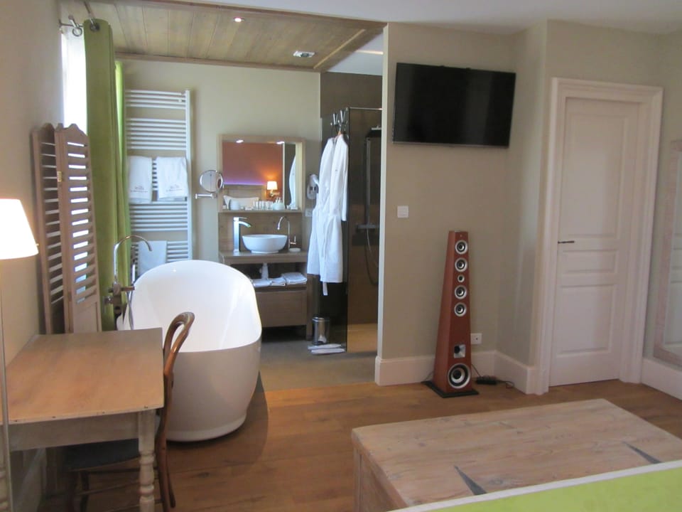 Deluxe Room, Bathtub (Pergaud) | Deep soaking bathtub