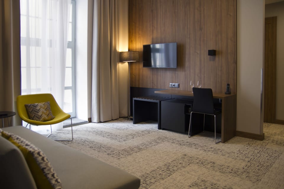 Suite, 1 Queen Bed, Non Smoking, Courtyard View | Desk, blackout drapes, soundproofing, iron/ironing board
