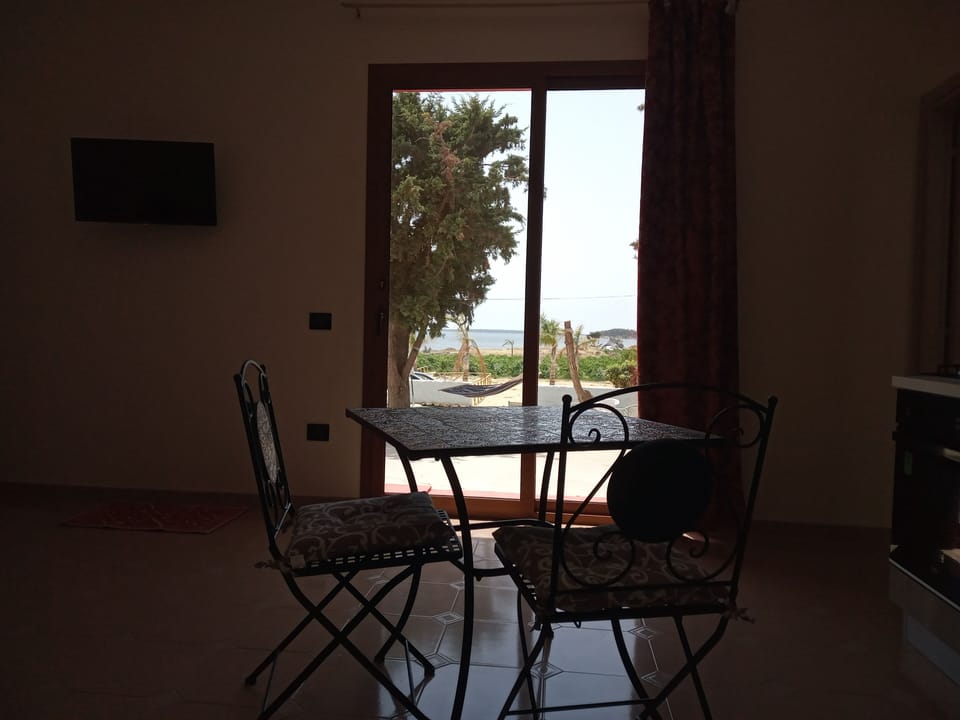 Deluxe Studio Suite | Living area | 32-inch flat-screen TV with cable channels, TV
