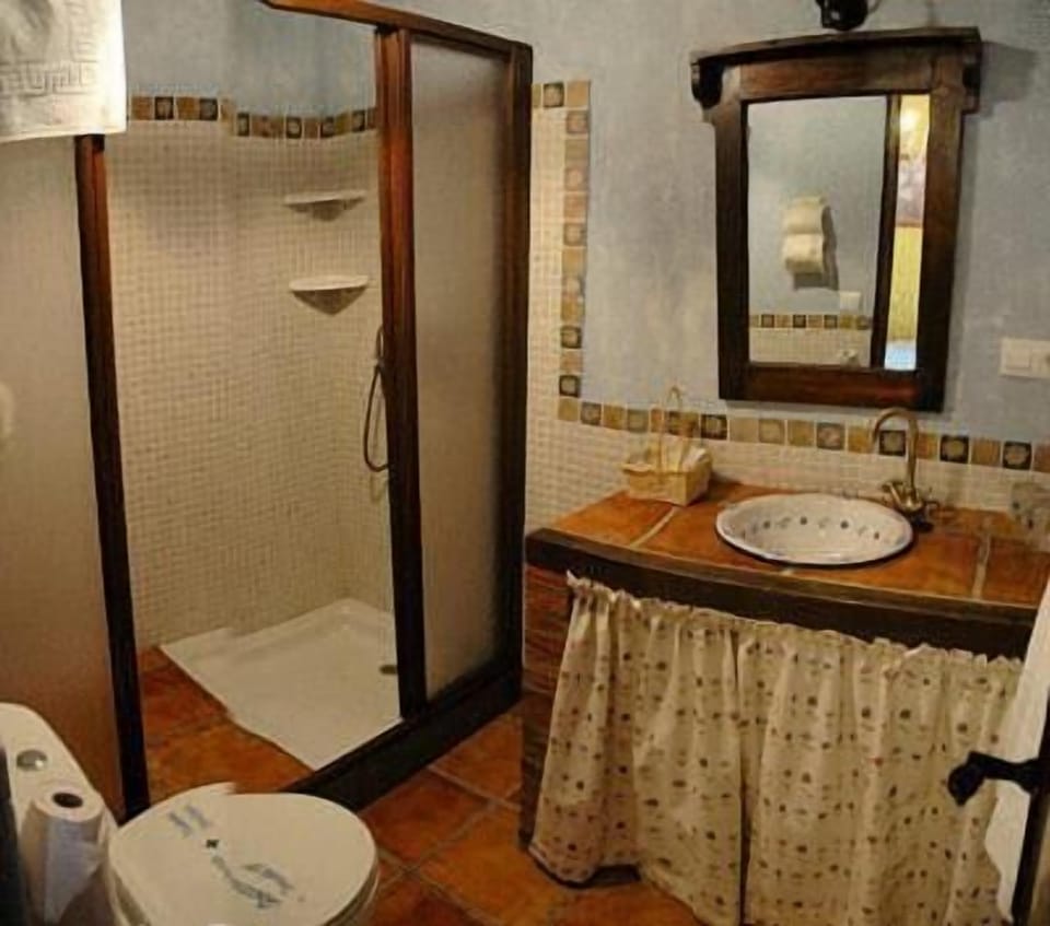Shower, free toiletries, hair dryer, bidet