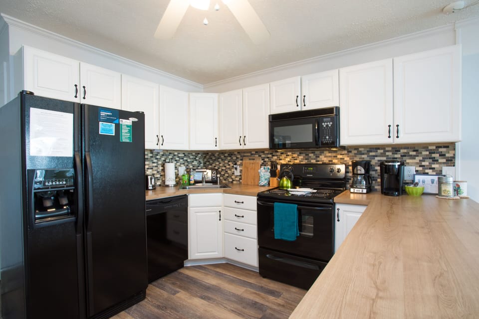Fully equiped open concept kitchen with lots of counter space and lots of light,