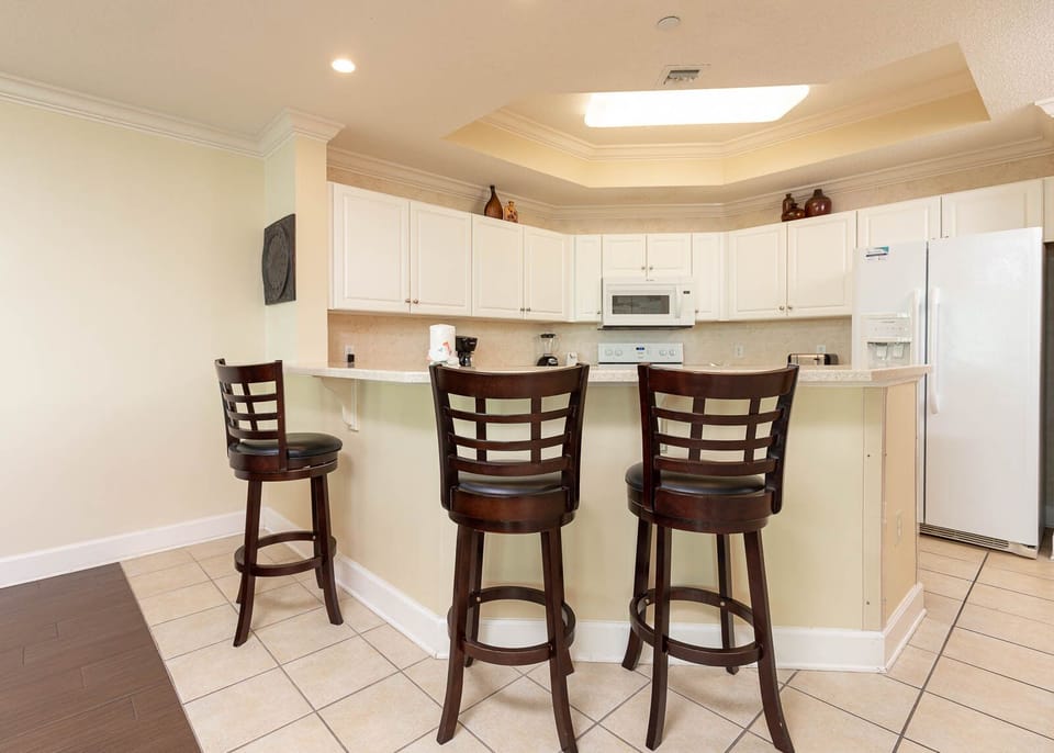 Sip your morning coffee at the breakfast bar and get ready for a beach day in this stylish space