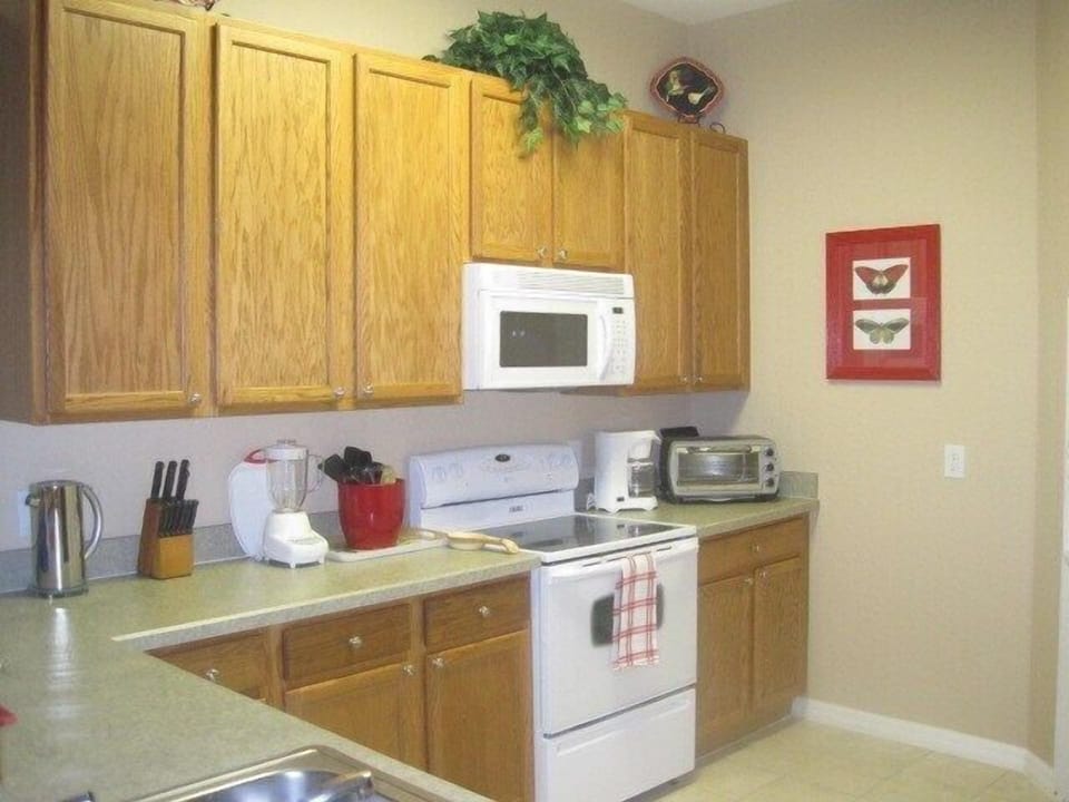 Glass top stove, fully equipped kitchen & toaster oven