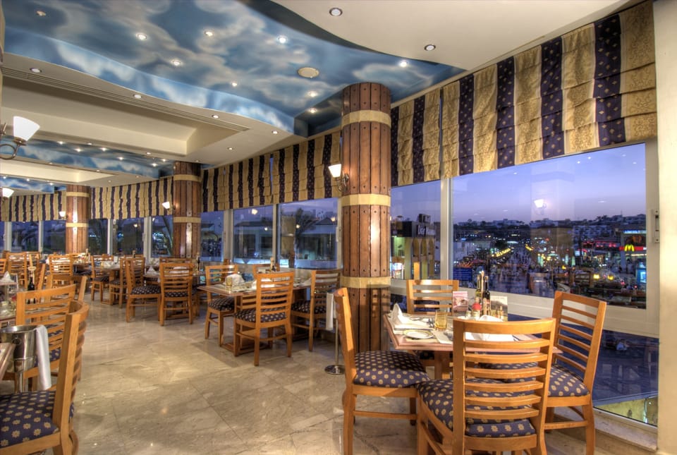 3 restaurants; breakfast, lunch, and dinner served