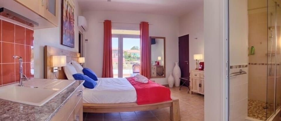 8 bedrooms, premium bedding, Select Comfort beds, minibar