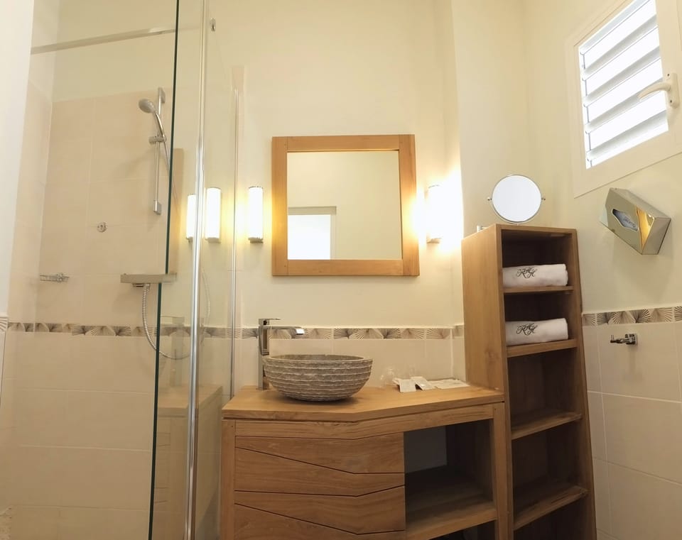 Shower, rainfall showerhead, free toiletries, hair dryer