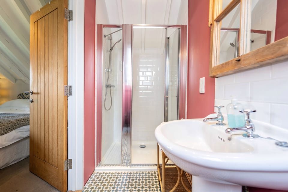 En-suite shower room to the double bedroom