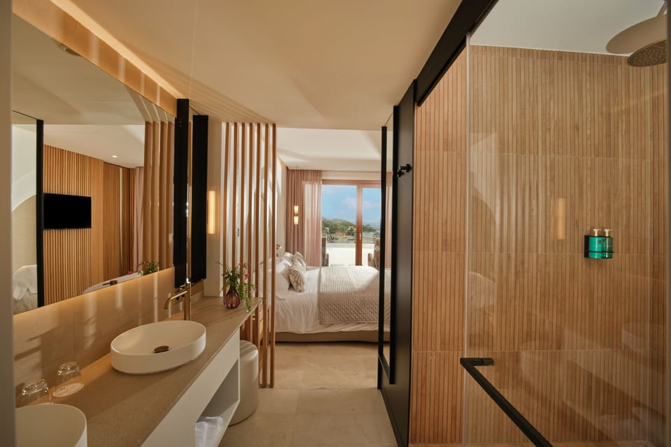 Suite Son Caliu Partial Sea View (VIP Lounge Included) | Bathroom | Free toiletries, hair dryer, bathrobes, slippers
