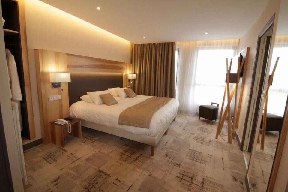 Premium bedding, minibar, in-room safe, desk