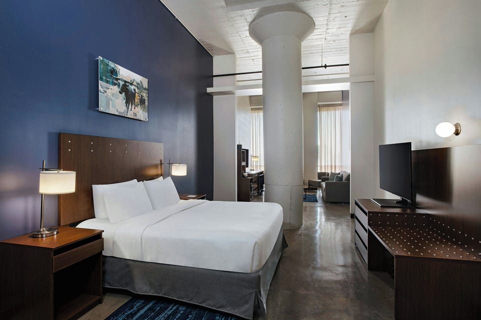 Executive Suite, 1 King Bed | Desk, blackout drapes, iron/ironing board, WiFi (free)