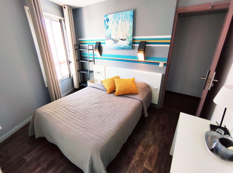 Standard Double Room | Desk, blackout drapes, soundproofing, iron/ironing board