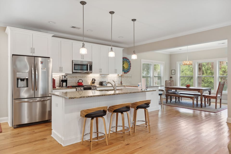 Fully stocked kitchen & Dining area