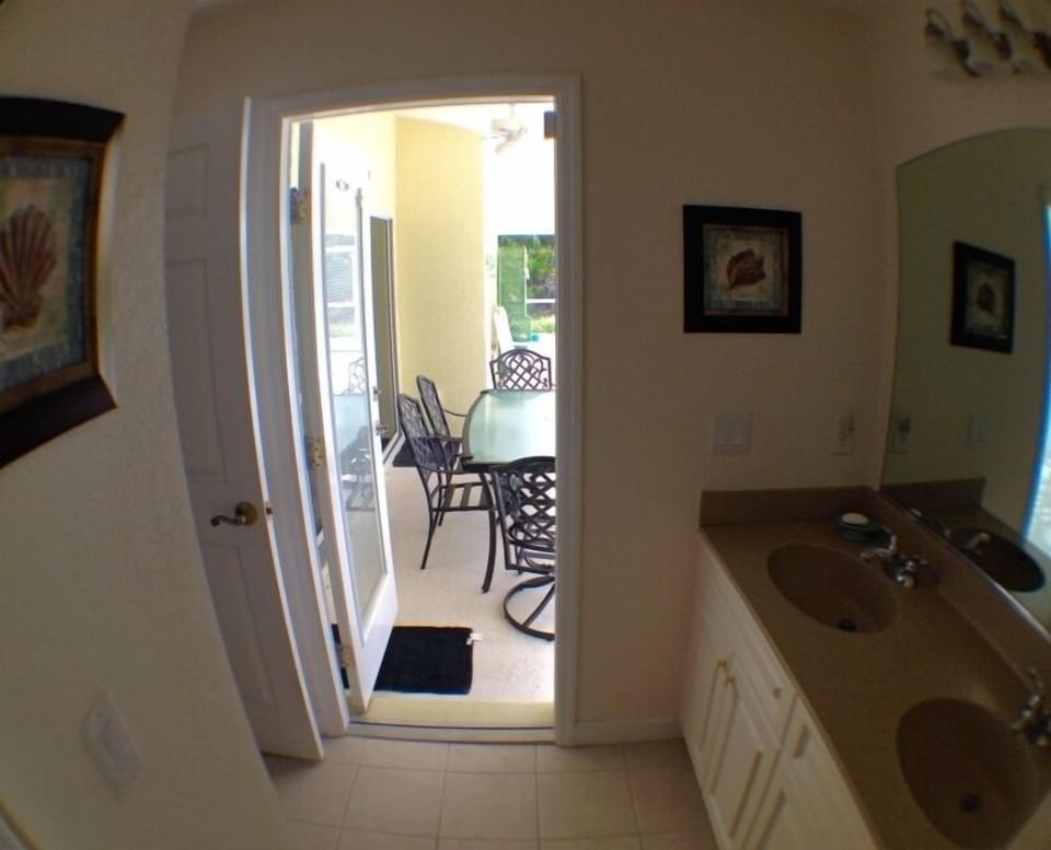 door to pool and patio from master b/r en-suite bathroom