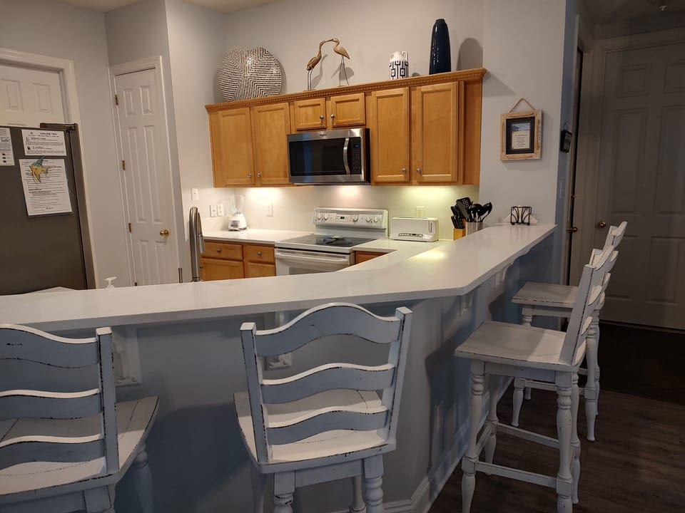 Full kitchen with plenty of storage & pantry
